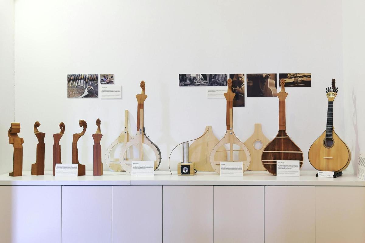 eine Ausstellung von Akustikgitarren auf einem weißen Regal