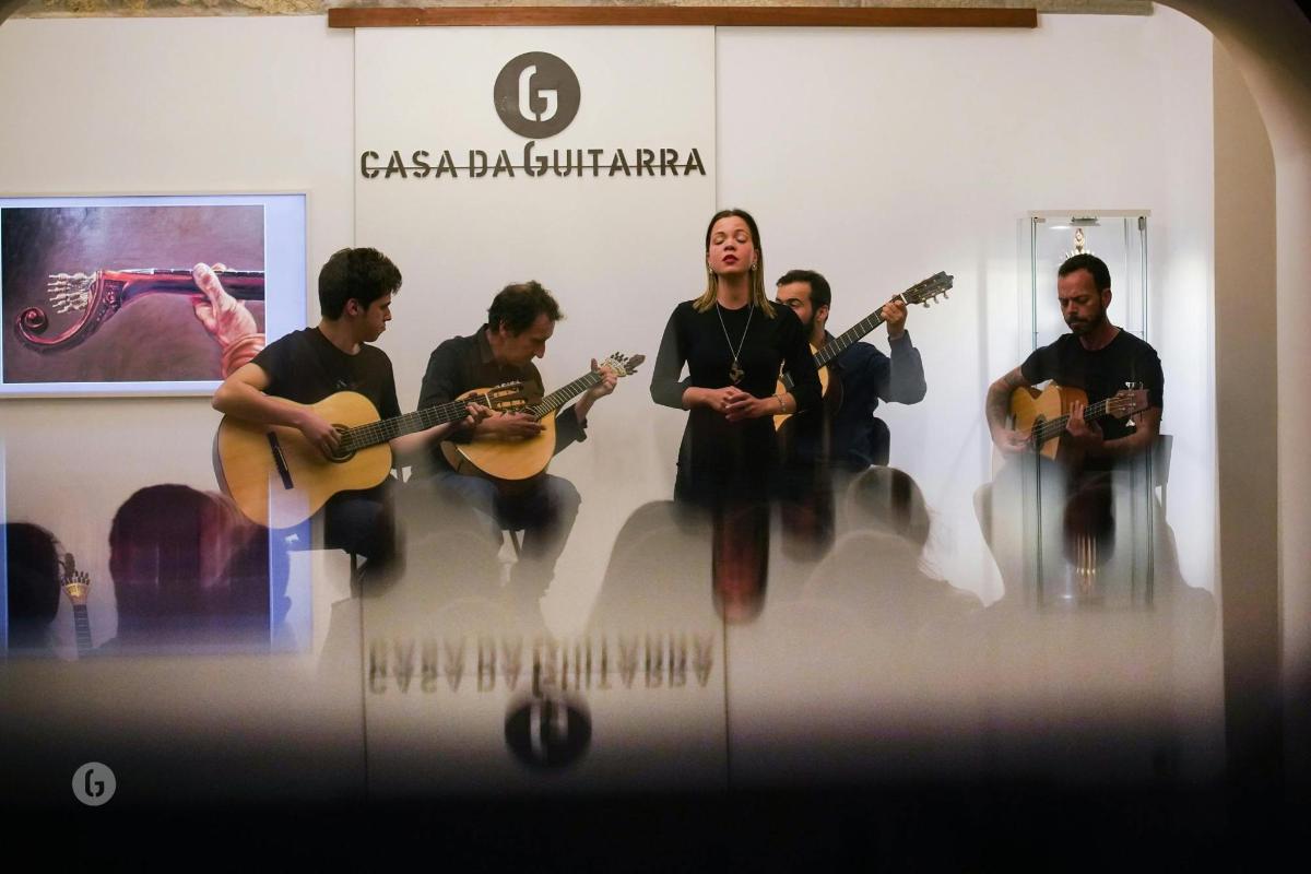 eine Gruppe von Männern, die in einem Raum Gitarre spielen