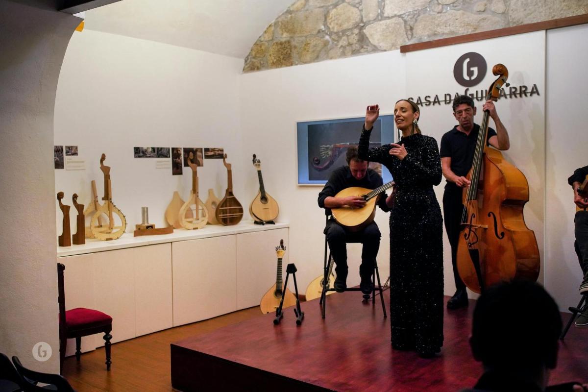 eine Gruppe von Menschen steht mit Gitarren in einem Raum