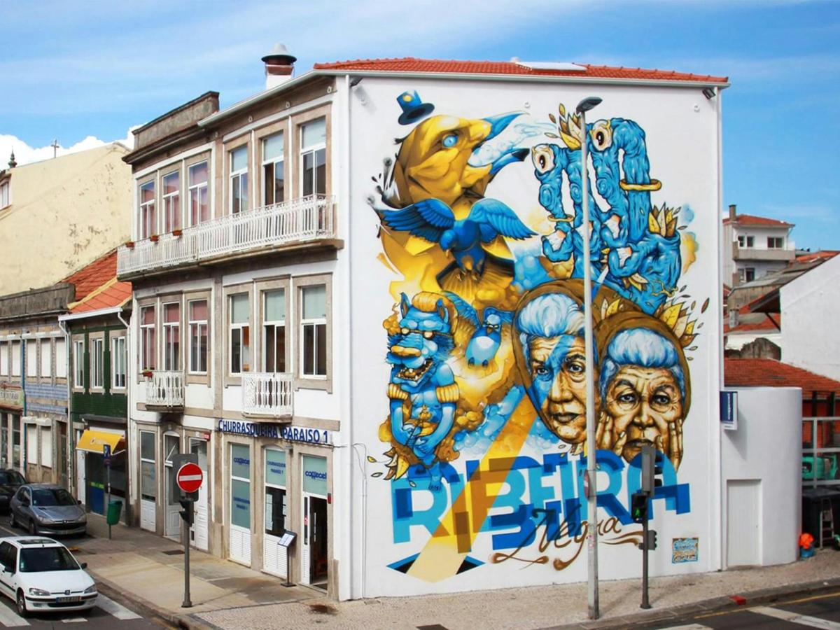 o pictură murală mare pe lateralul unei clădiri