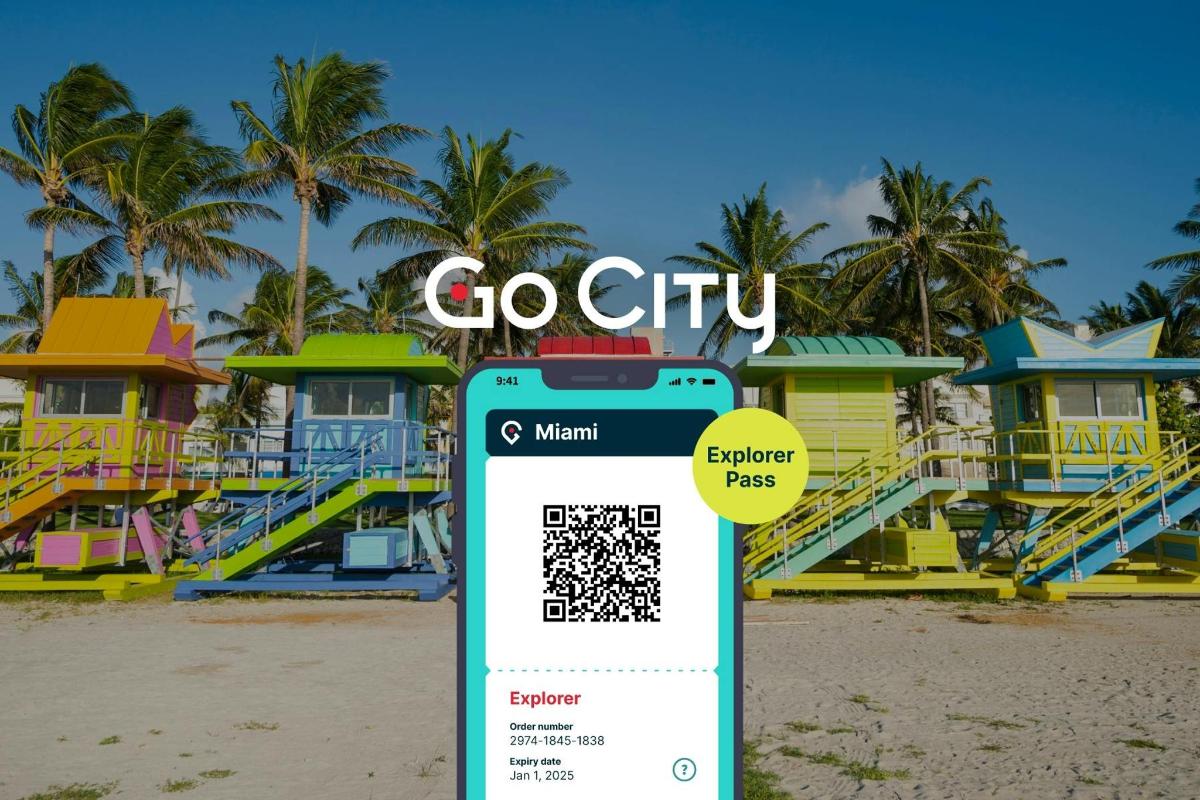 mobilní telefon na pláži s cedulí „Go City“