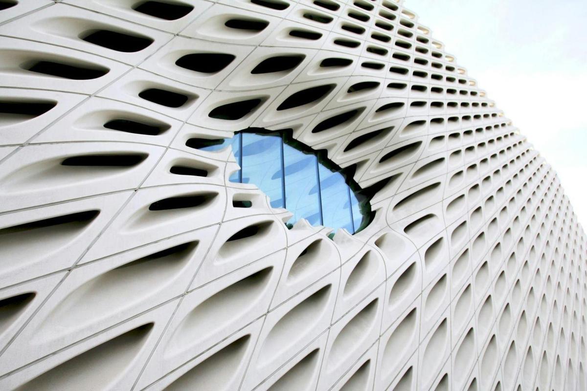 uma fachada de um edifício branco com uma janela