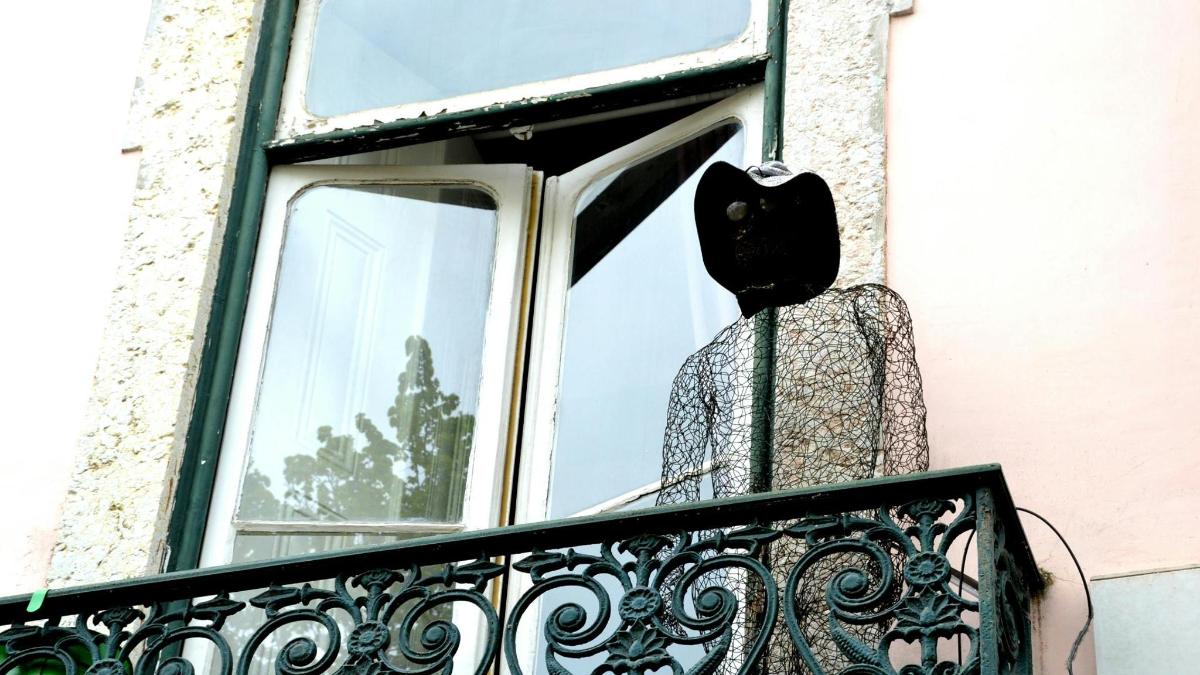 una sedia posta su un balcone davanti a una finestra