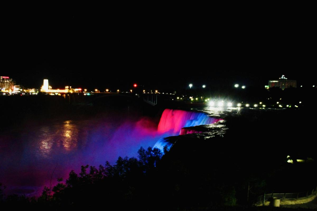 a view of a niagara waterfall at night
