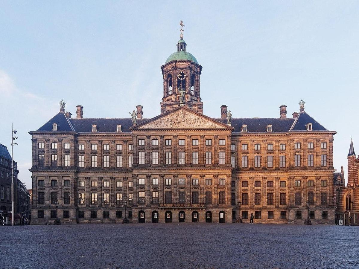 un grande edificio con una torre dell'orologio in cima