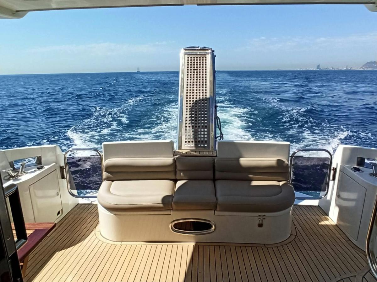 Un sofá en la parte trasera de un barco en el agua.