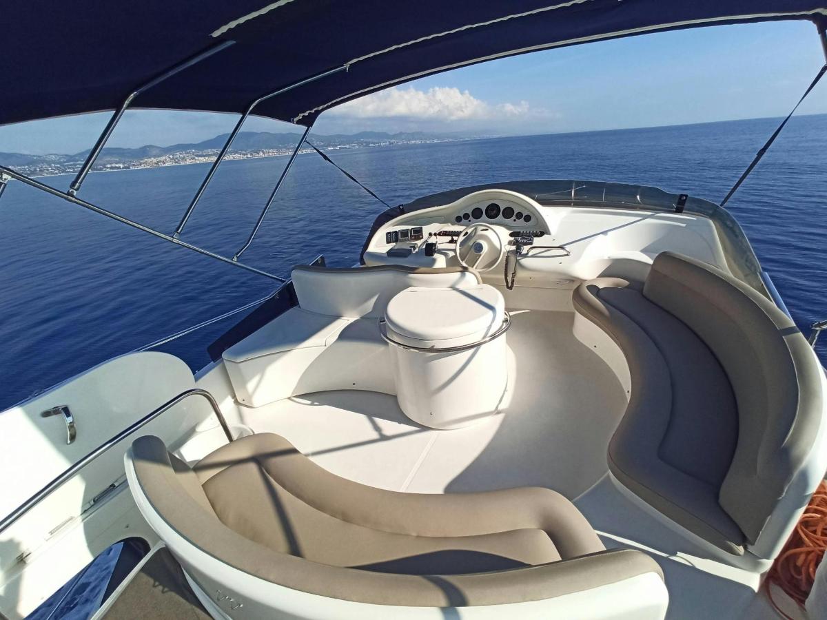 Un barco blanco en el agua con vistas