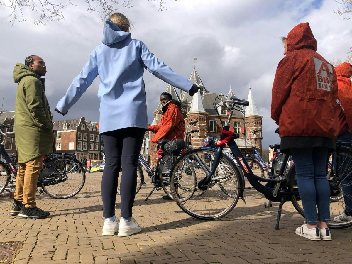 Un grupo de personas de pie junto a las bicicletas.