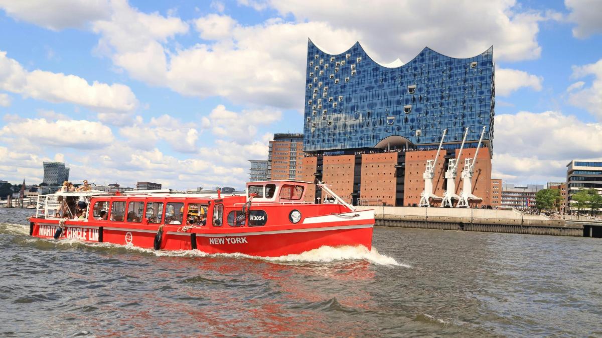 una barca rossa nell'acqua con un edificio