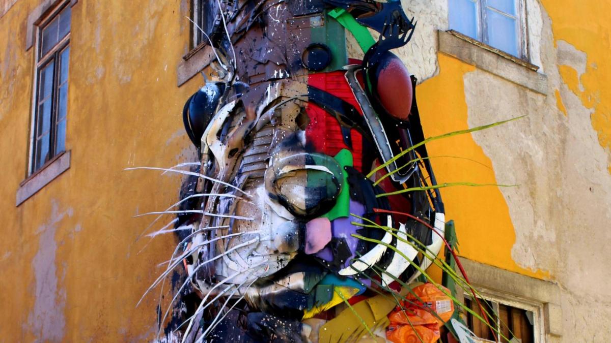 una pintura d'una cara al costat d'un edifici