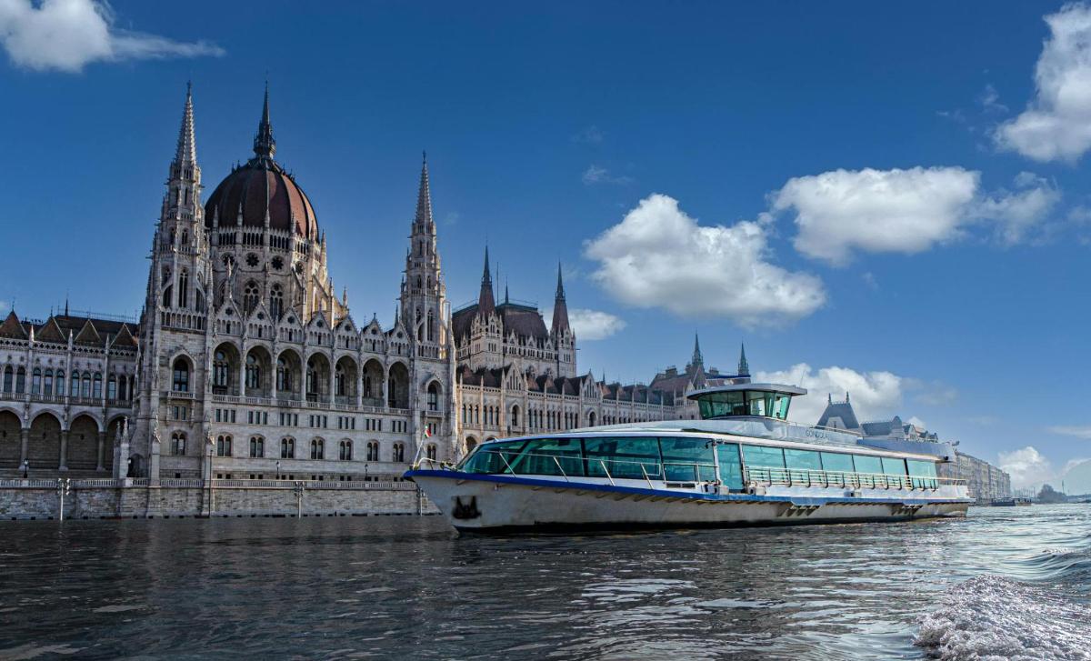 a boat in the water in front of a building