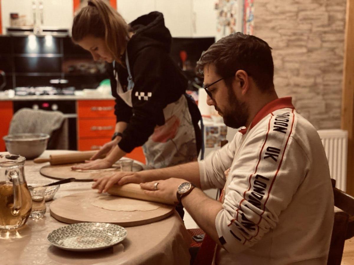 um homem e uma mulher em pé em uma mesa