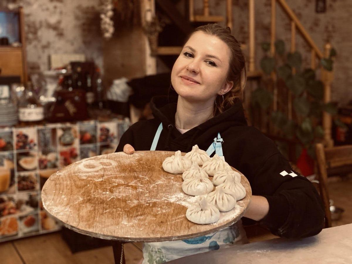 жена држи послужавник са храном