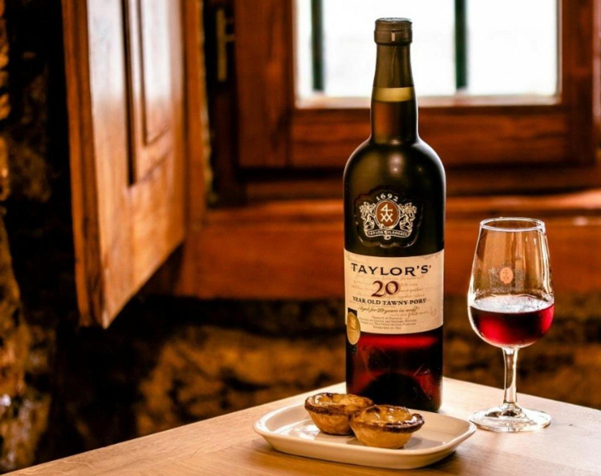 una bottiglia di vino accanto a un bicchiere di vino rosso
