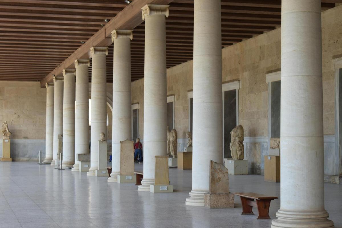 una fila di colonne in un edificio con statue