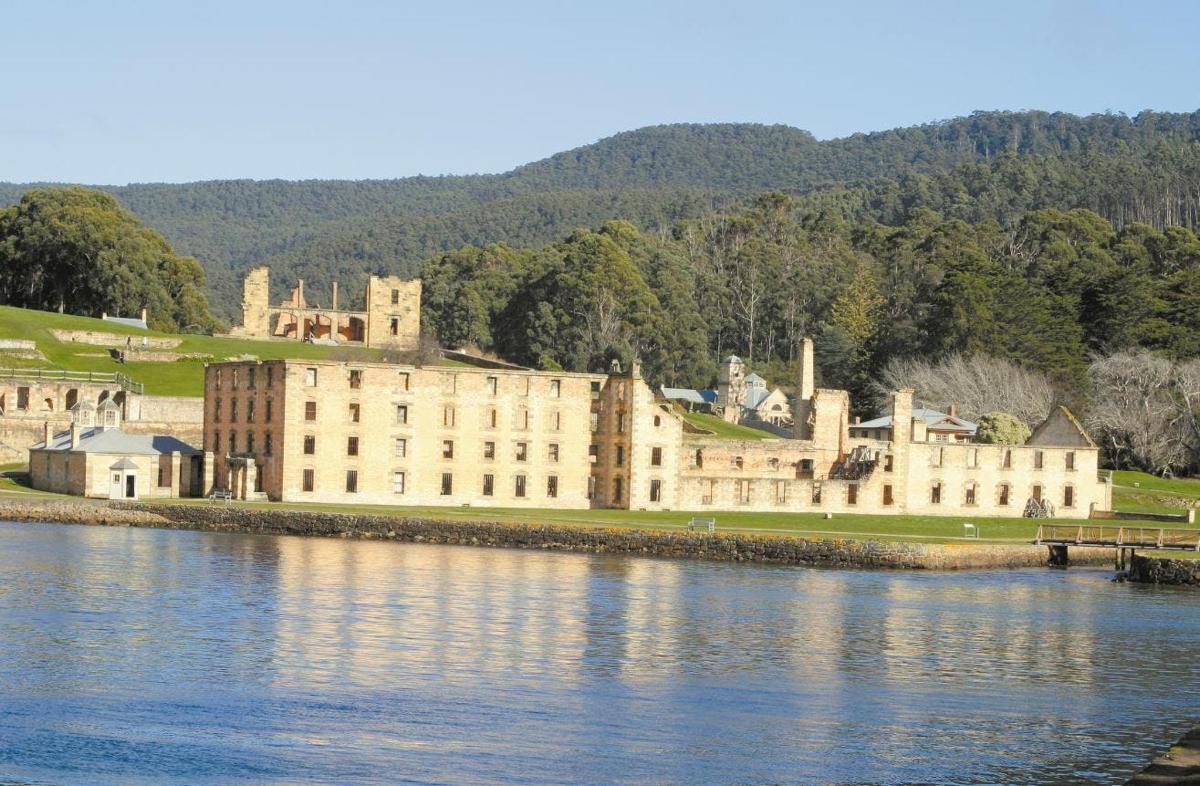 un castello sulla riva di uno specchio d'acqua