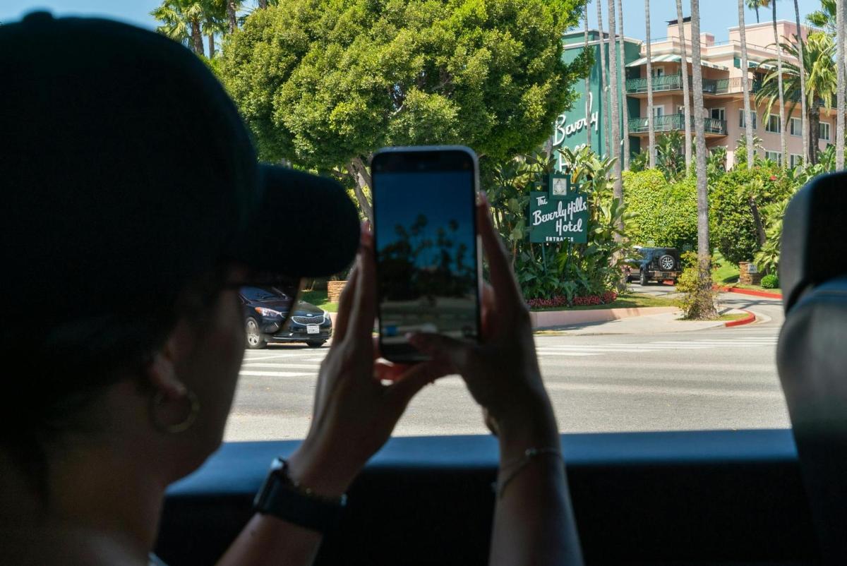inimene pildistab mobiiltelefoniga tänavat