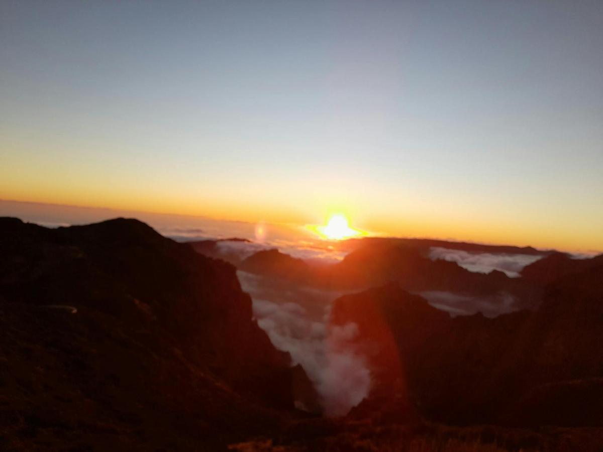ein Sonnenuntergang von der Spitze eines Berges
