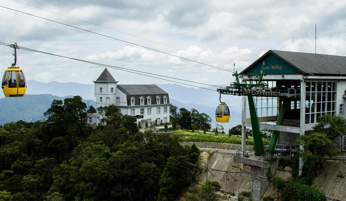 un paio di tram gialli davanti a un edificio