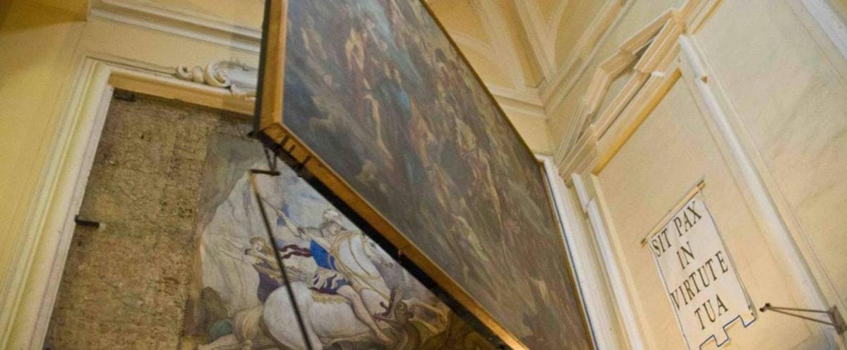 ένας μεγάλος πίνακας στον τοίχο ενός δωματίου