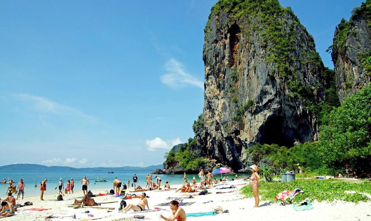 sekumpulan orang di pantai di hadapan lautan