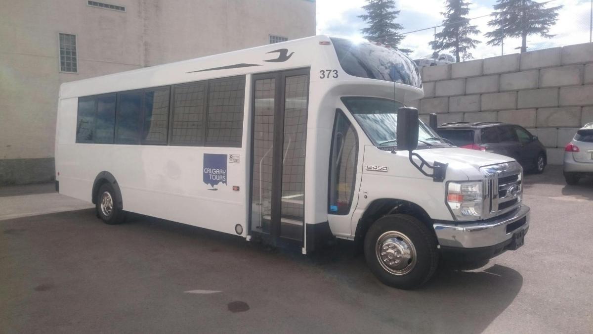 bílý autobus zaparkovaný na parkovišti