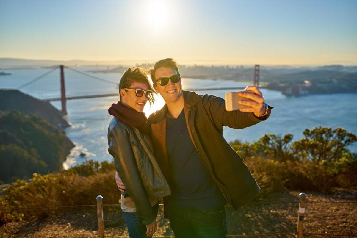Muž a žena fotí most Golden Gate