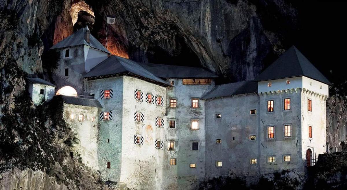 hrad na úbočí hory v noci