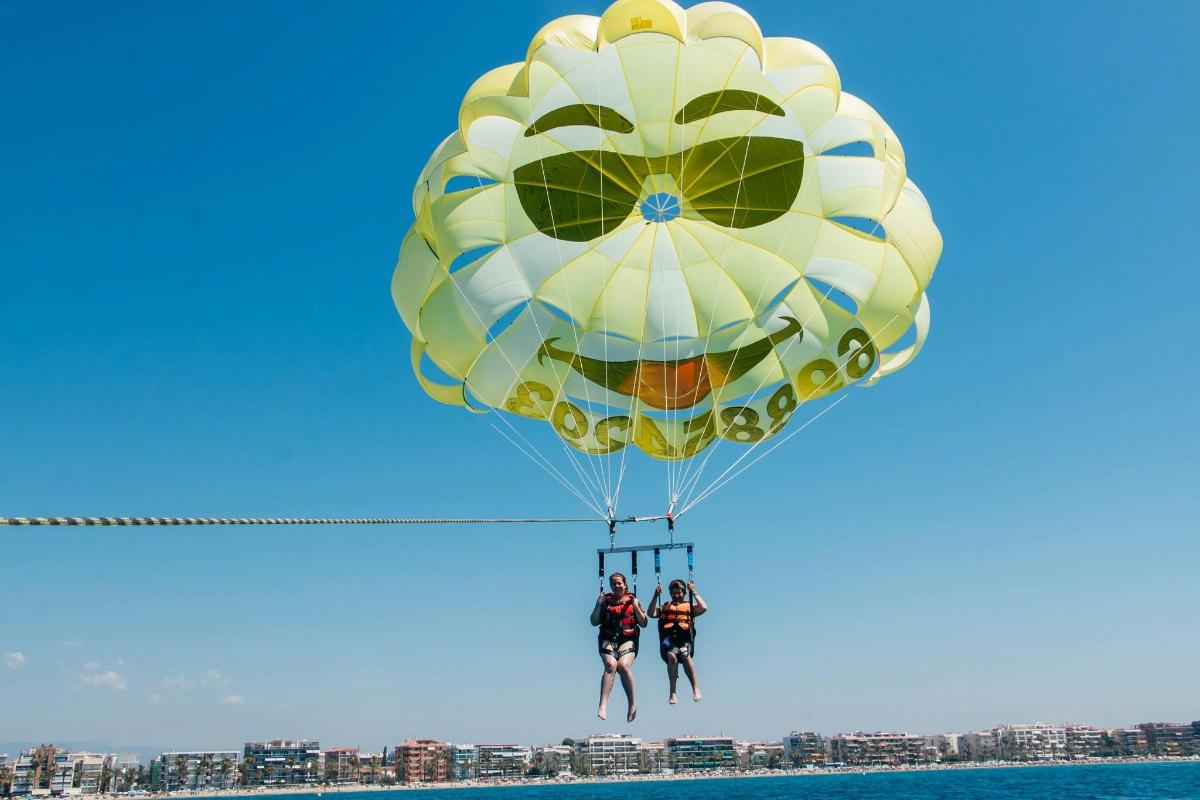 due persone stanno volando con un paracadute sopra l'acqua