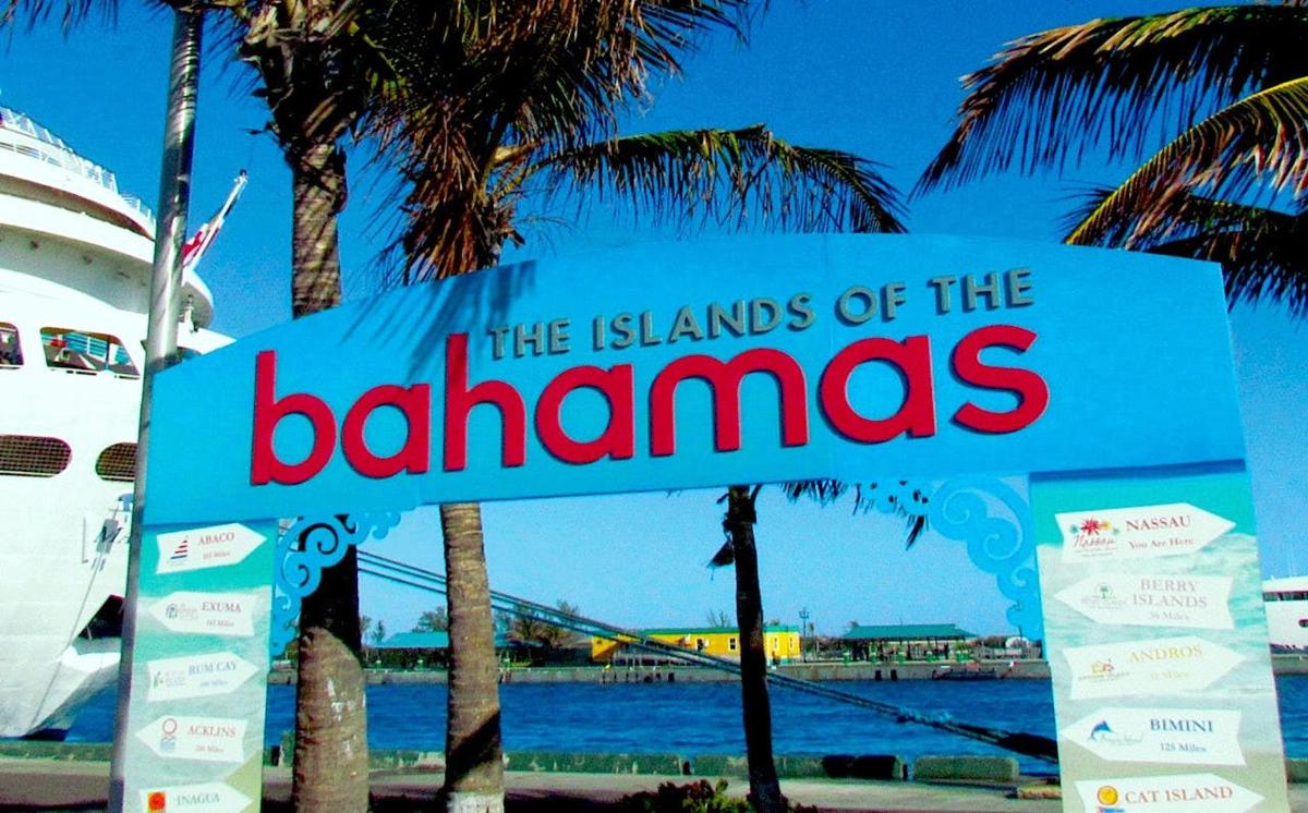 Un cartel que dice las islas de las bahamas con palmeras.