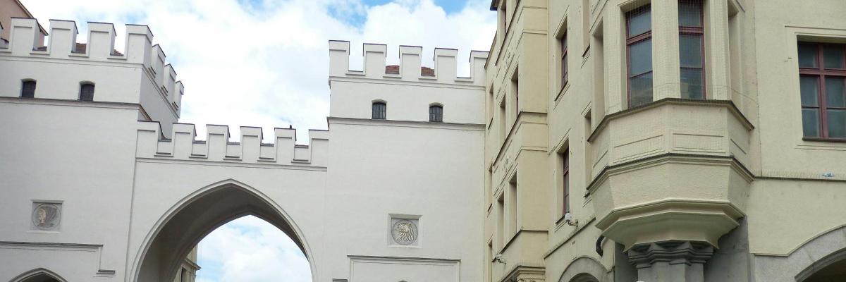 bygging með boga við hliðina á byggingu