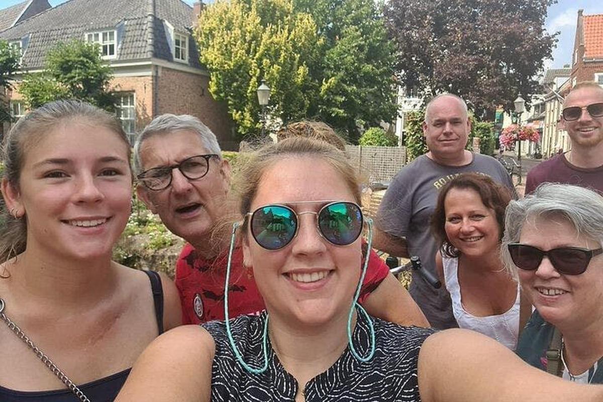un gruppo di persone che posano per una foto