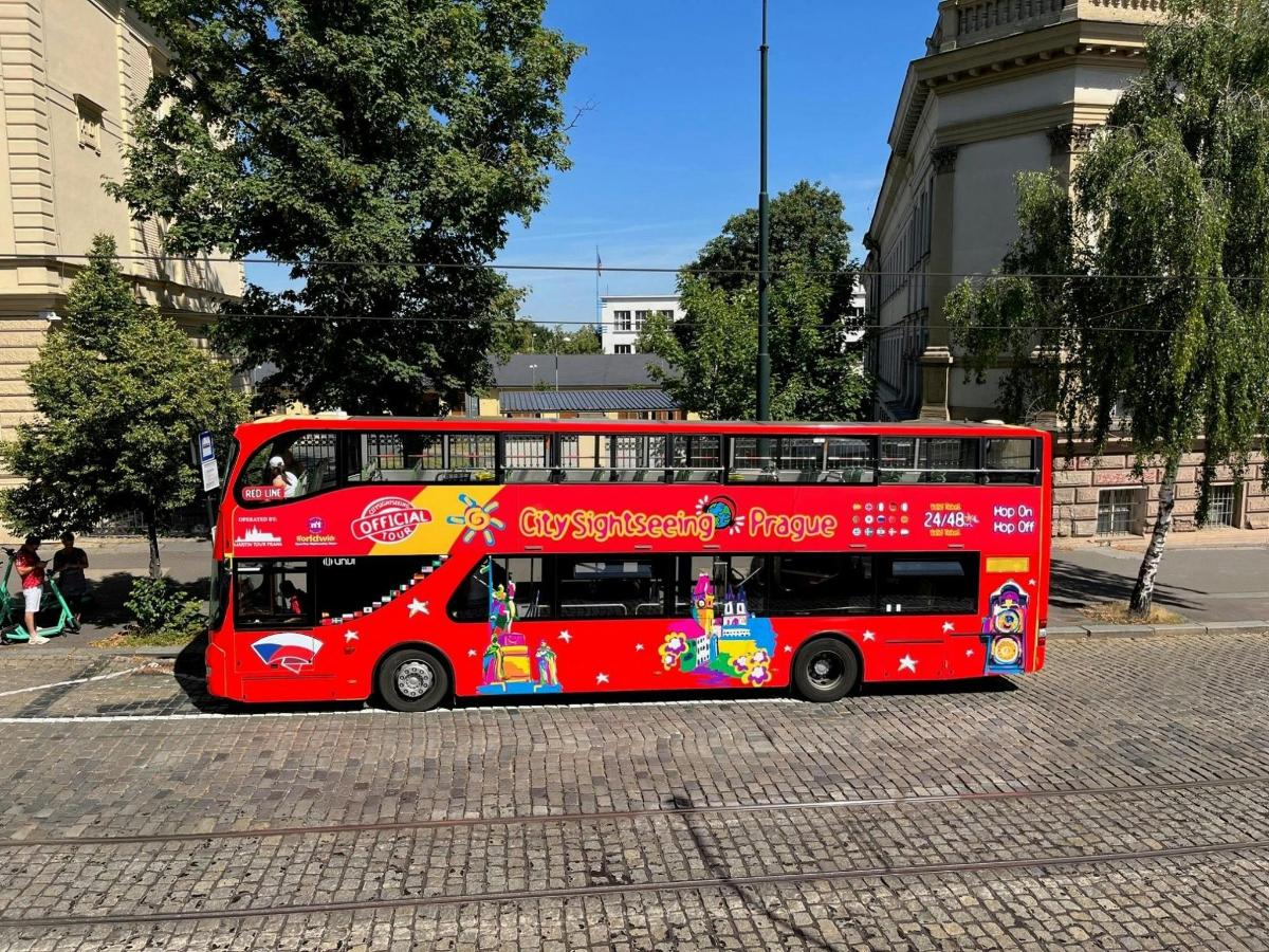 egy piros emeletes busz parkolt egy parkolóban