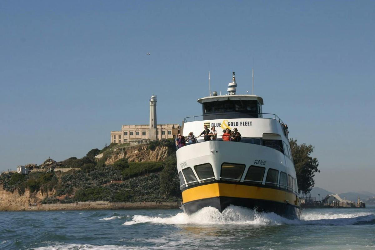 una barca in acqua con persone a bordo