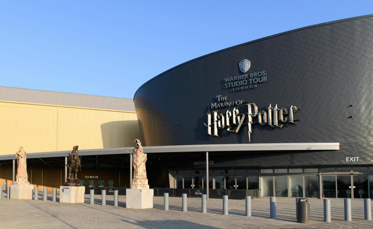 velká budova s cedulí s nápisem Harry Potter