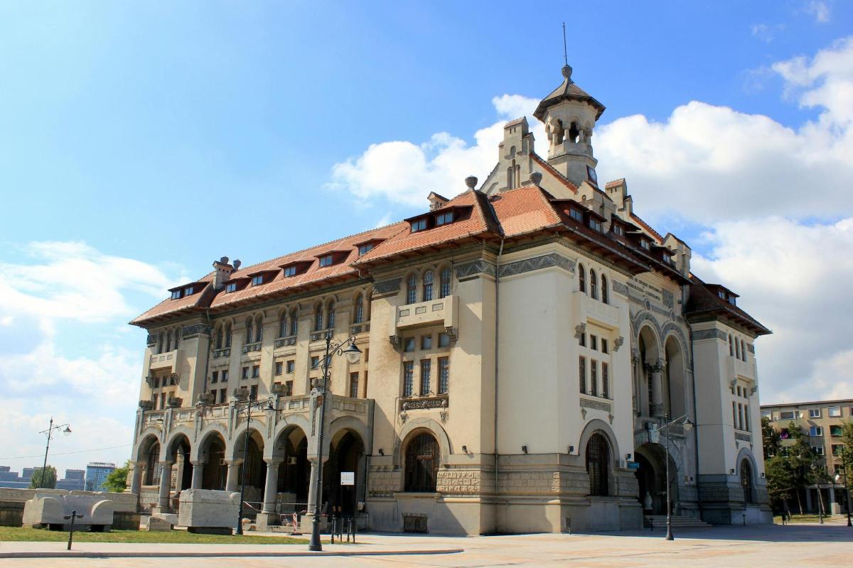 budova s věží na vrcholu