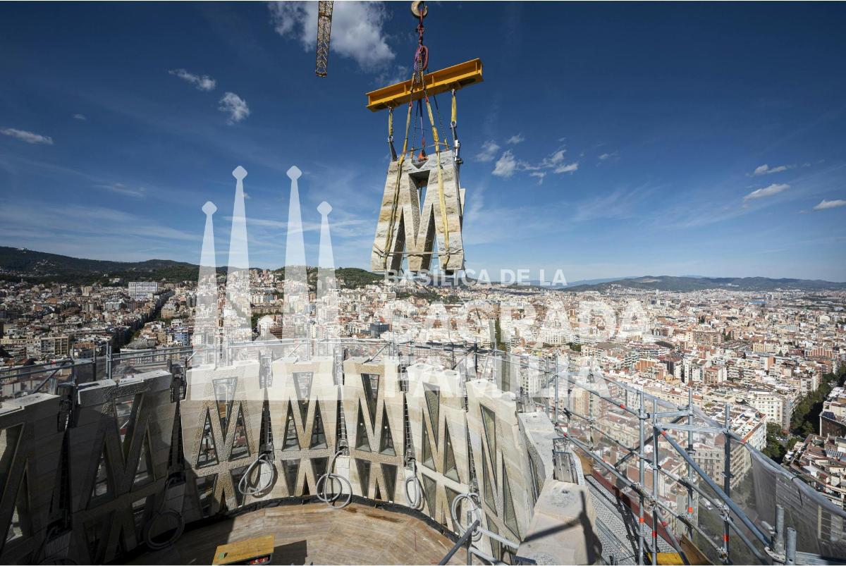 建筑物顶部的建筑起重机