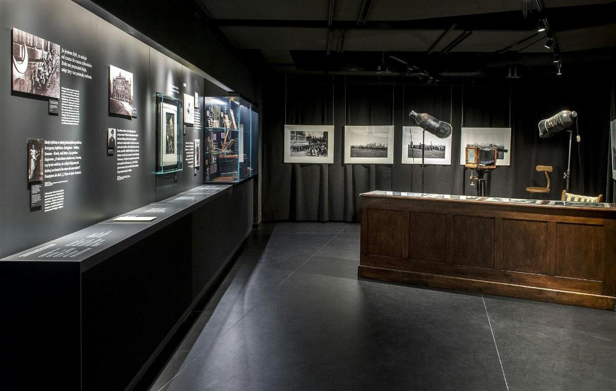 pameran di muzium dengan gambar di dinding