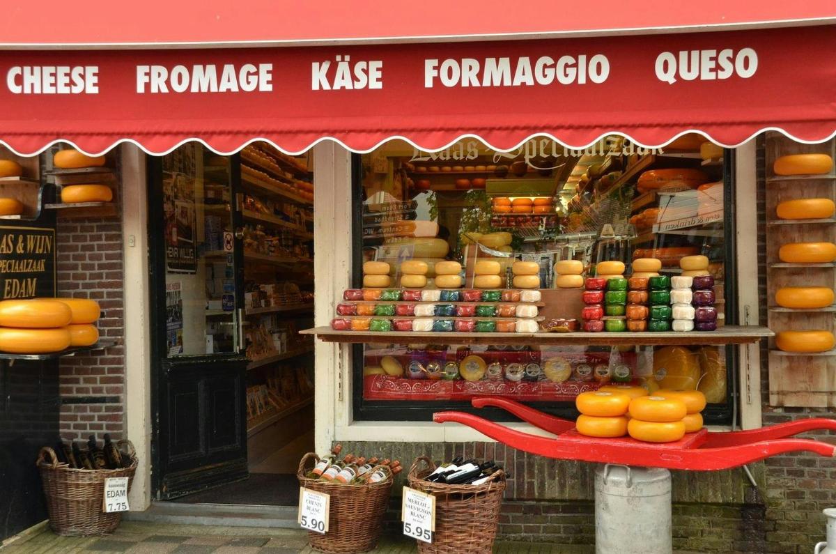 una vetrina di un negozio con una tenda da sole rossa