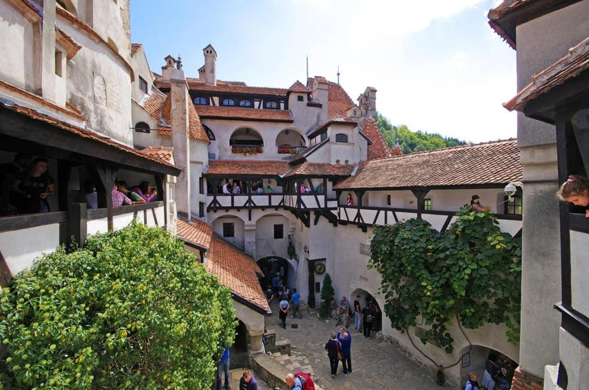 skupina lidí jdoucích po ulici ve městě