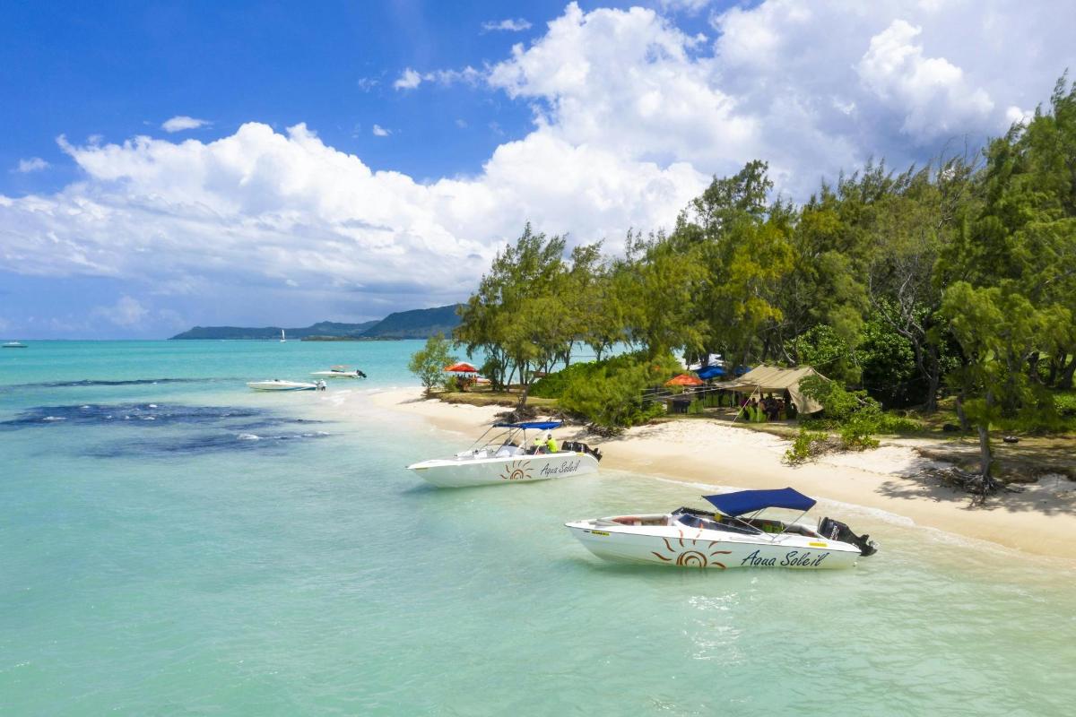 hai chiếc thuyền trên mặt nước ở bãi biển