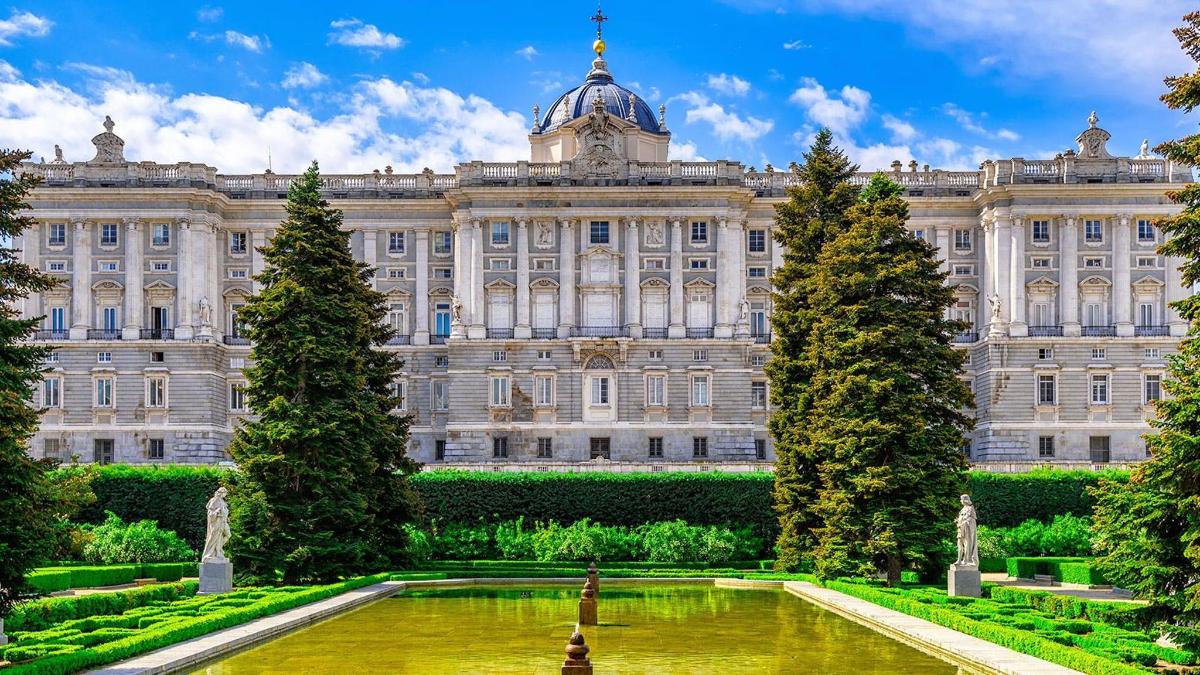 Pohled na Versailleský palác s fontánou