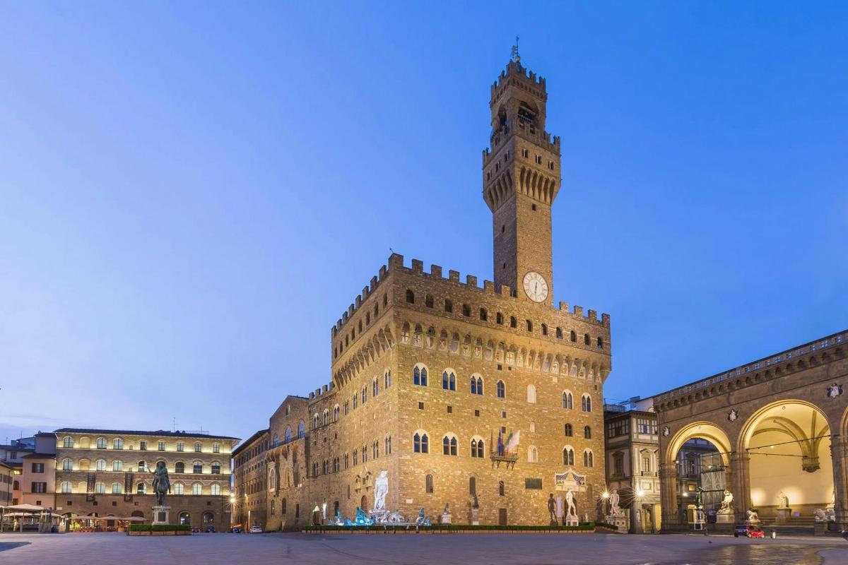 un edificio con una torre dell'orologio in cima