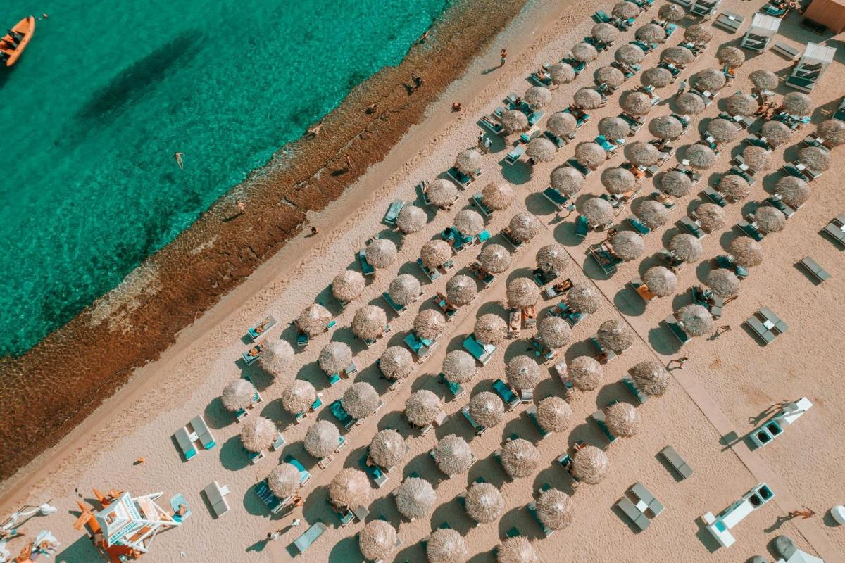 an overhead view of a beach with a bunch of umbrellas