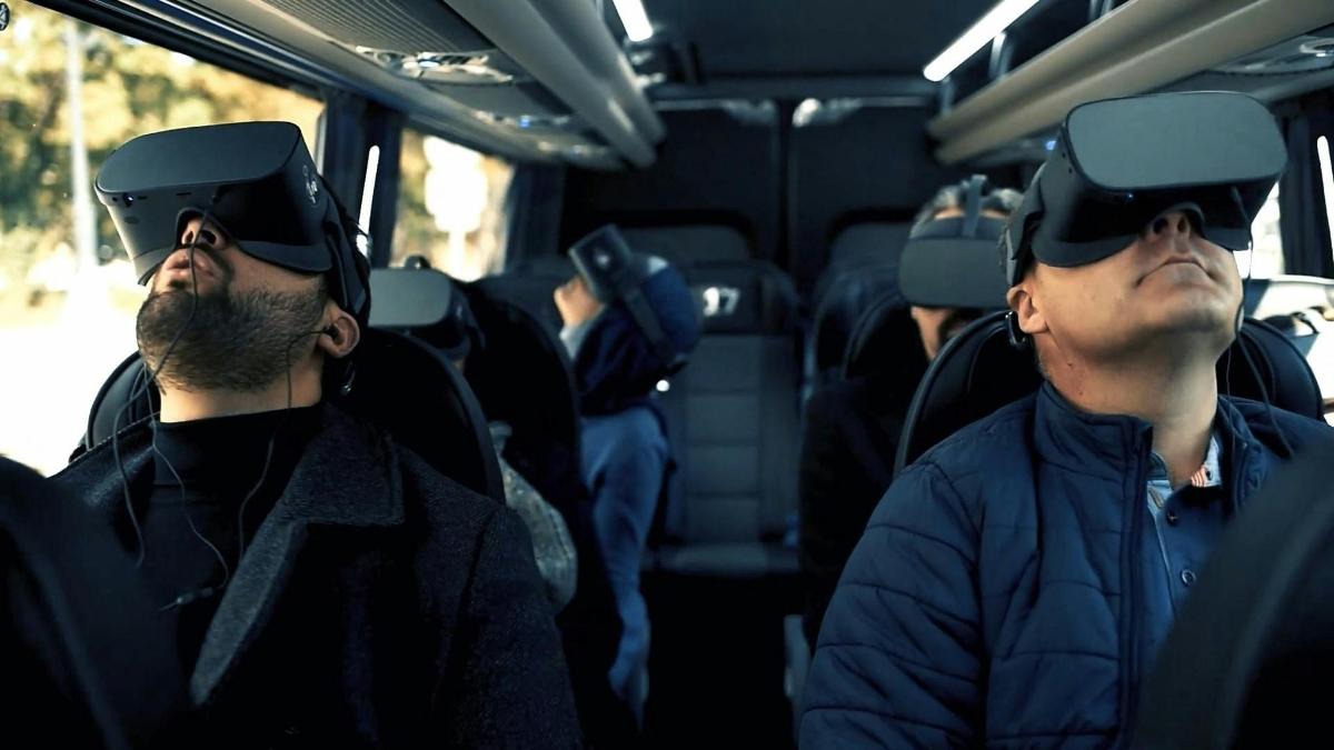 dva muži s brýlemi pro virtuální realitu v autobuse
