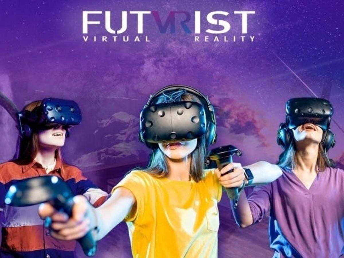 un gruppo di tre persone che indossano caschi per realtà virtuale
