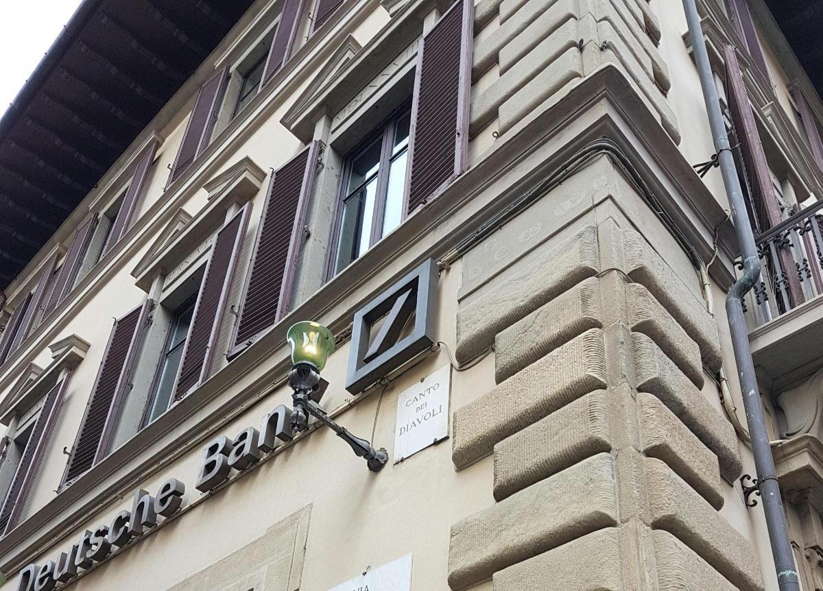 ένα κτίριο με ένα ρολόι στο πλάι του