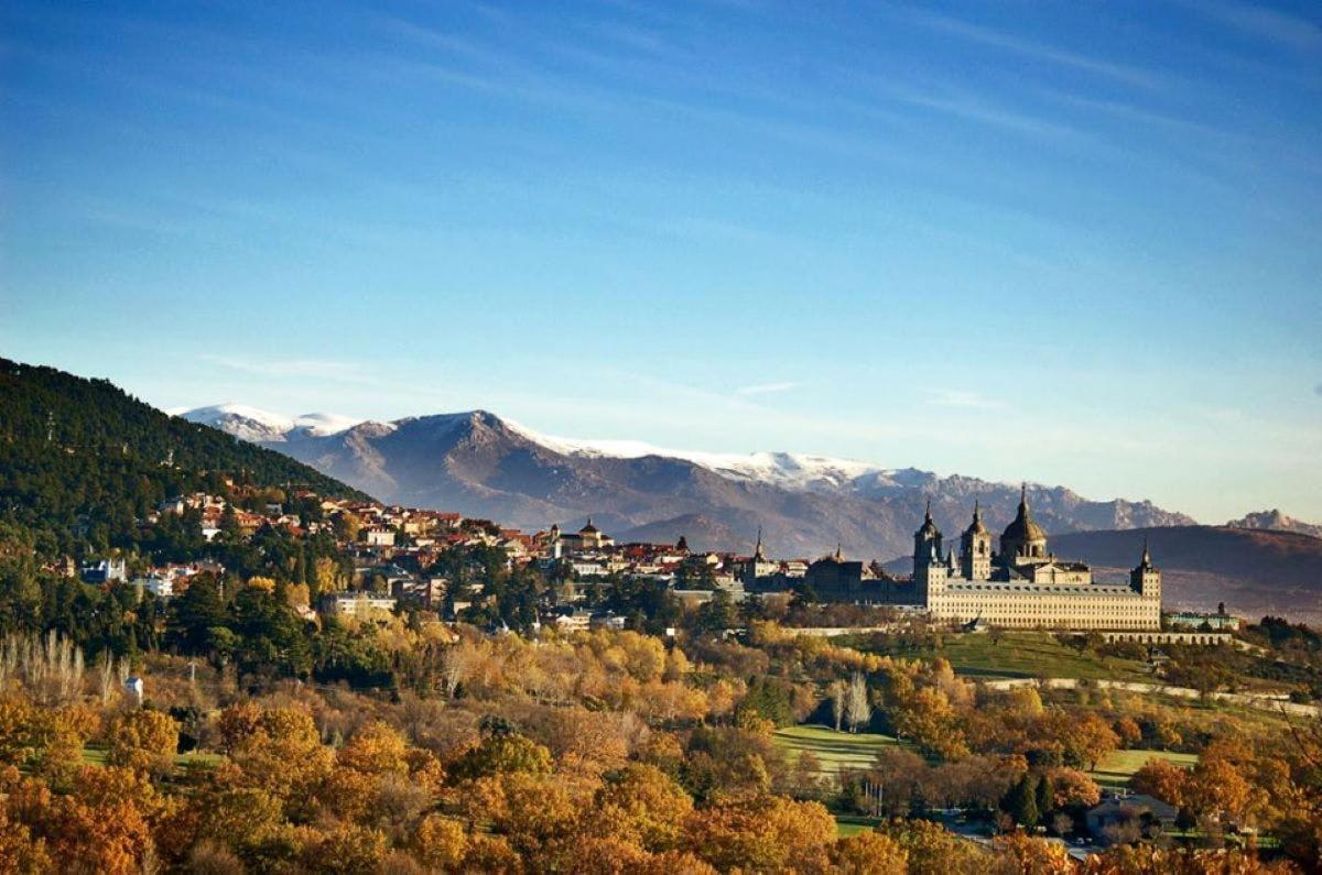 una vista di una città con le montagne sullo sfondo