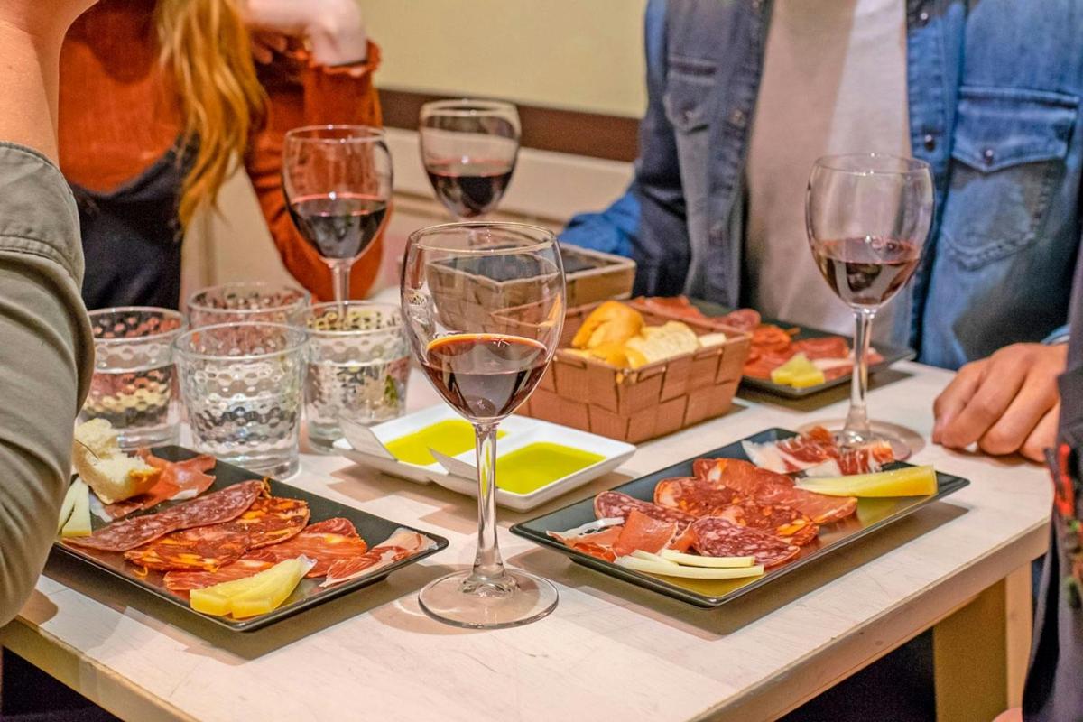 un tavolo con bicchieri di vino e cibo sopra