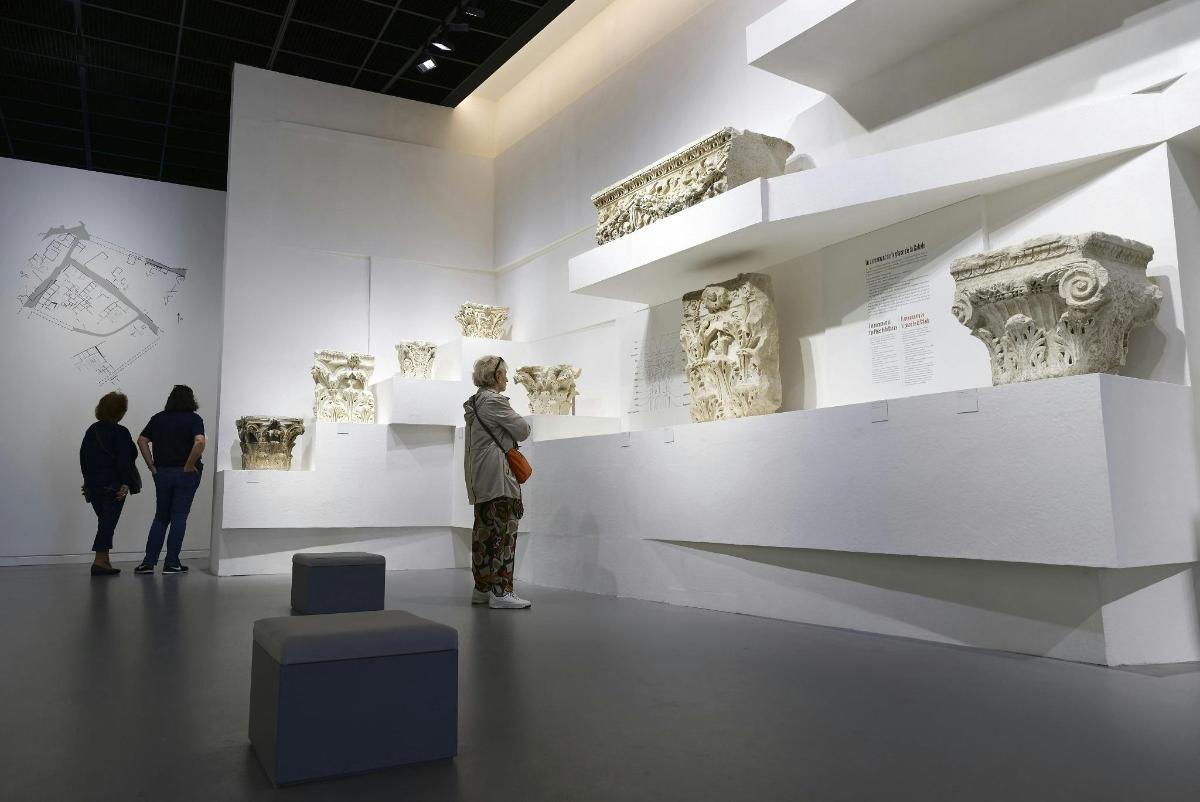 skupina lidí prohlížejících si muzejní exponát